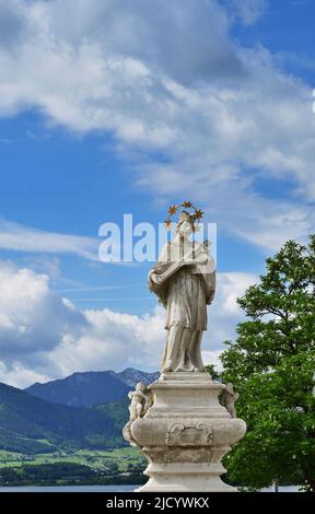 Statue des Johannes von Nepomuk am Traunsee, Gmunden, Österreich, vertikal Stockfoto