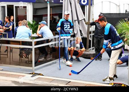 Alexander Albon (THA) Williams Racing und Nichola Latifi (CDN) Williams Racing spielen Hockey. 16.06.2022. Formel 1 Weltmeisterschaft, Rd 9, Großer Preis Von Kanada, Montreal, Kanada, Tag Der Vorbereitung. Bildnachweis sollte lauten: XPB/Press Association Images. Stockfoto