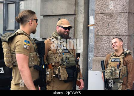 Kiew, Ukraine - 28. Mai 2021: Maidan Nezalezhnosti. Lächelnde ukrainische Soldaten in Militäruniform auf der Straße Chreschtschatyk Stockfoto