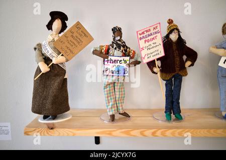 Handgemachte Folk Art Puppen Turner House Gallery Penarth South Wales Stockfoto