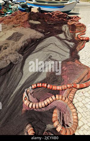 Seine-Fischernetze mit Plastikschaum-Schwimmleinen am dok der Mündung des Ria de Alvor. Portimao-Portugal-329 Stockfoto