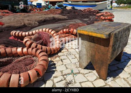 Seine-Fischernetze mit Plastikschaum-Schwimmleinen am dok der Mündung des Ria de Alvor. Portimao-Portugal-330 Stockfoto