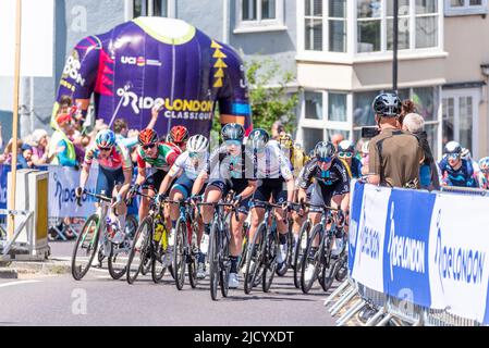 Fahrer rasen auf dem Market Hill in Maldon während des RideLondon Classique UCI Women's WorldTour Radrennens 2022. DSM-Führung des Teams Stockfoto