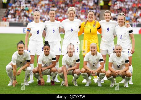 (Von links nach rechts, von hinten nach vorne) Englands Leah Williamson, Lotte Wubben-Moy, Millie Bright, Torhüterin Mary Earps, Ellen White, Lauren Hemp, Lucy Bronze, Demi Stokes, Englands Keira Walsh, Beth Mead, Und Georgia Stanway vor dem internationalen Freundschaftsspiel der Frauen in Molineux, Wolverhampton. Bilddatum: Donnerstag, 16. Juni 2022. Stockfoto