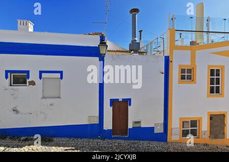 Weiß getünchte façades der Stadthäuser der Rua Vasco da Gama Straße. Alvor Portimao-Portugal-340 Stockfoto