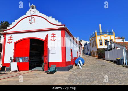 Die gepflasterte Rua Vasco da Gama Street beherbergt die alte Rettungswache. Alvor Portimao-Portugal-341 Stockfoto