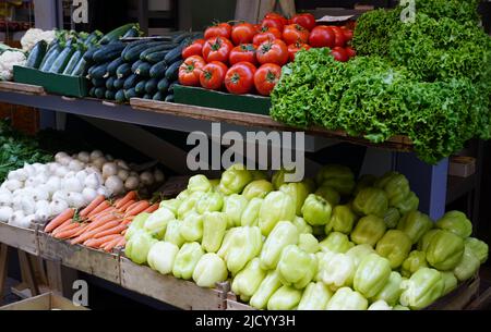 Stapel von verschiedenen und bunten gesunden Bio-Gemüse Verkauf auf dem Straßenmarkt Stockfoto