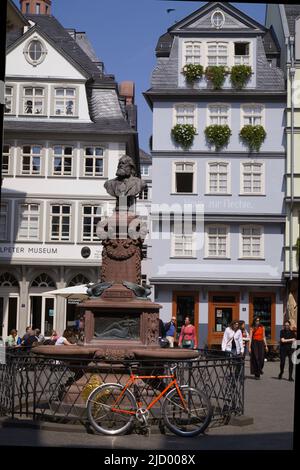 Deutschland, Hessen, Frankfurt am Main, Straßenszene, Statue, Brunnen, Stockfoto