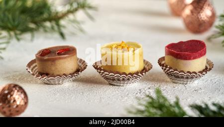 Kakao, Zitrone und Himbeere roh vegane Weihnachtsplätzchen auf weißem Hintergrund Stockfoto