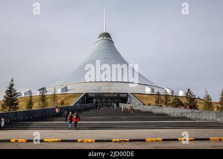 Nur Sultan (Astana), Kasachstan, 11.11.21. Khan Shatyr Entertainment Center, Zeltform Einkaufszentrum Eingang mit Menschen zu Fuß in. Stockfoto