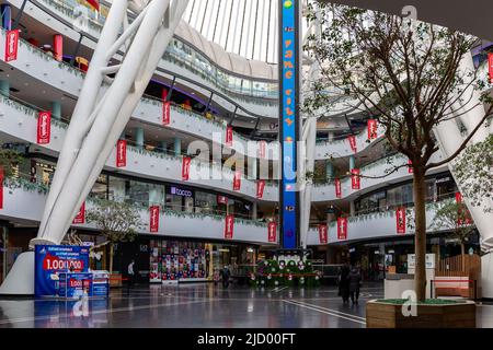 Nur Sultan (Astana), Kasachstan, 11.11.21. Khan Shatyr Entertainment Center, Innenansicht mit Fame City Vergnügungspark mit Drop Tower und Geschäften. Stockfoto