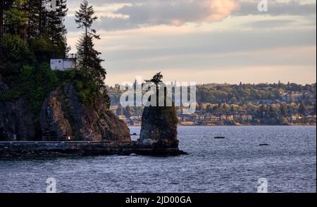 Siwash Rock and Seawall im Stanley Park an der Westküste des Pazifischen Ozeans. Stockfoto