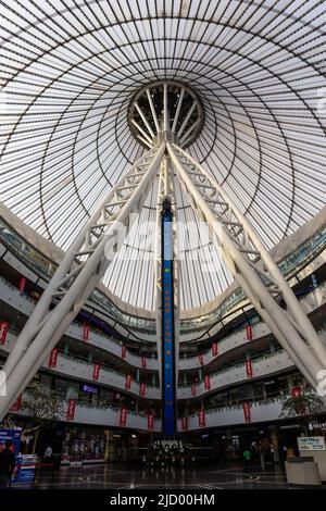 Nur Sultan (Astana), Kasachstan, 11.11.21. Khan Shatyr Entertainment Center Innenansicht mit Zeltdachkonstruktion aus Stoff. Stockfoto