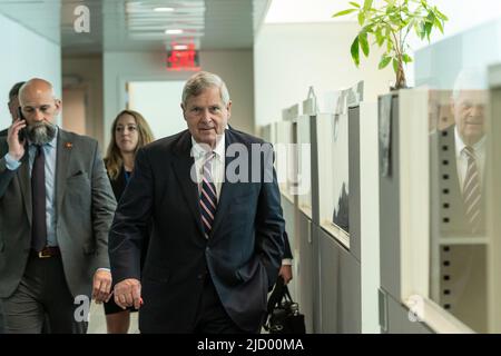 New York, New York, USA. 16.. Juni 2022. Der US-Landwirtschaftsminister Tom Vilsack geht zu Fuß, nachdem er Reporter im UN-Hauptquartier über globale Ernährungssicherheit informiert hat. Minister Vilsack sagte, dass die USA die Ernteproduktion in diesem Jahr erhöhen und dazu beitragen werden, die Getreidelieferungen in die am stärksten betroffenen Regionen in Nordafrika und im Nahen Osten zu erleichtern. (Bild: © Lev Radin/Pacific Press via ZUMA Press Wire) Stockfoto