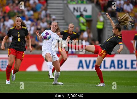 Die belgische Tine De Caigny, die englische Keira Walsh und die belgische Tessa Wullaert wurden während des Freundschaftsspiels zwischen der belgischen Nationalmannschaft der Frauen, den Roten Flammen, und der englischen Nationalmannschaft der Frauen, Lionesses, in Wolverhampton, Großbritannien, am Donnerstag, den 16. Juni 2022 in Aktion gezeigt. BELGA FOTO DAVID CATRY Stockfoto