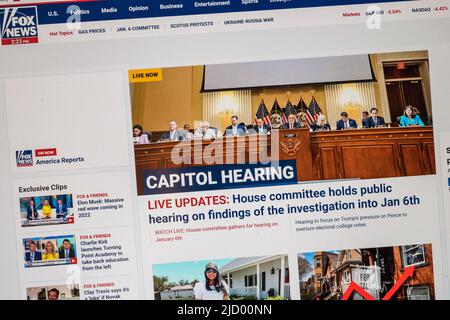 „Capitol Hearing“ wird live auf der Fox News-Website während des 3. Tages der Anhörung des Ausschusses vom Januar 6., 16.. Juni 2022, gezeigt. Stockfoto