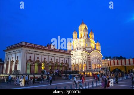 16. Juni 2022, Kalkata, Westbengalen, Indien: Die Lichtdekoration des Dakshineswar Kali Temple. Dakshineshwar Kali Temple ist ein Hindu-Tempel am östlichen Ufer des Hooghly River in einer kleinen Stadt im Norden von Kalkata namens Dakshineshwar. Die Schönheit und der Charme des Dakshineswar Kali Tempels ist bekannt dafür, dass eine Reise nach Kalkata oft als unvollständig bezeichnet wird, ohne diesen Tempel zu besuchen.während die spirituelle Geschichte dieses Tempels den mystischen Weisen und Reformator Ramakrishna Paramahansa und seine Frau Sarada Devi in Verbindung gebracht hat Damit verbunden ist die sozio-politische Geschichte mit dem t Stockfoto