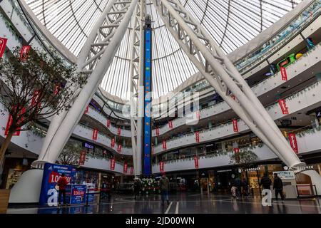 Nur Sultan (Astana), Kasachstan, 11.11.21. Khan Shatyr Entertainment Center, Innenansicht mit Fame City Vergnügungspark mit Drop Tower und Geschäften. Stockfoto