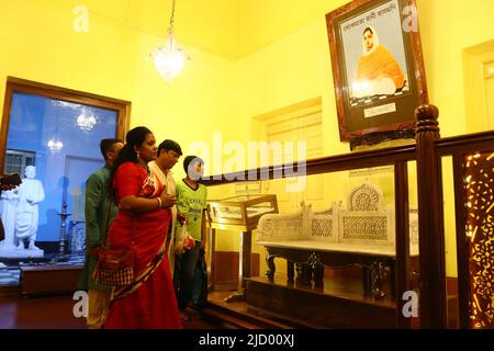 Kalkutta, Westbengalen, Indien. 16.. Juni 2022. West Bengal CM Mamata Banerjee nach der Einweihung des Museums besuchen Anhänger das Museum am Dakshineswar Tempel in Kalkutta. Die Chefministerin Mamata Banerjee sagte am Donnerstag bei der Eröffnung einer Licht- und Tonshow und eines Museums, dass Dakshineswar die Nummer eins der internationalen Touristenattraktionen in Westbengalen sei. (Bild: © Dipa Chakraborty/Pacific Press via ZUMA Press Wire) Stockfoto