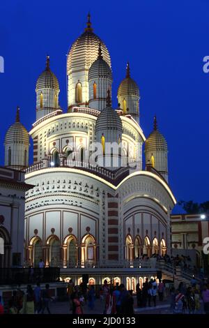 16. Juni 2022, Kalkata, Westbengalen, Indien: Die Lichtdekoration des Dakshineswar Kali Temple. Dakshineshwar Kali Temple ist ein Hindu-Tempel am östlichen Ufer des Hooghly River in einer kleinen Stadt im Norden von Kalkata namens Dakshineshwar. Die Schönheit und der Charme des Dakshineswar Kali Tempels ist bekannt dafür, dass eine Reise nach Kalkata oft als unvollständig bezeichnet wird, ohne diesen Tempel zu besuchen.während die spirituelle Geschichte dieses Tempels den mystischen Weisen und Reformator Ramakrishna Paramahansa und seine Frau Sarada Devi in Verbindung gebracht hat Damit verbunden ist die sozio-politische Geschichte mit dem t Stockfoto