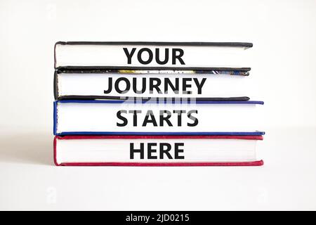Ihre Reise beginnt hier Symbol. Concept Words Ihre Reise beginnt hier auf Büchern auf einem schönen weißen Tisch weißen Hintergrund. Geschäft, Motivation A Stockfoto