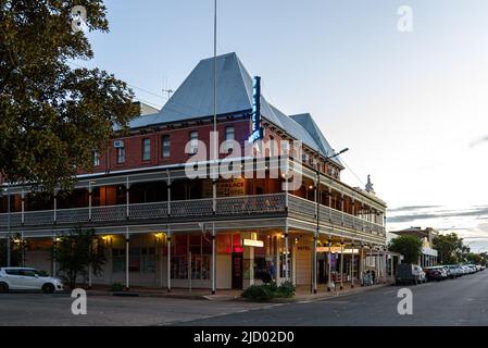 Das Palace Hotel in der Argent Street in Broken Hill, New South Wales, in der Abenddämmerung Stockfoto