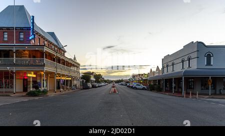 Argent Street mit dem Palace Hotel auf der linken Seite in Broken Hill, New South Wales bei Sonnenuntergang Stockfoto