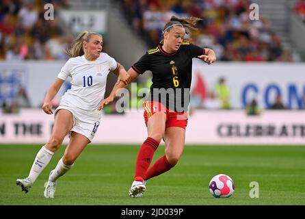 Der englische Georgia Stanway und die belgische Tine De Caigny kämpfen während des Freundschaftsspiels zwischen der belgischen Fußballnationalmannschaft der Roten Flammen und der englischen Fußballnationalmannschaft der Frauen, Lionesses, in Wolverhampton, Großbritannien, am Donnerstag, dem 16. Juni 2022 um den Ball. BELGA FOTO DAVID CATRY Stockfoto