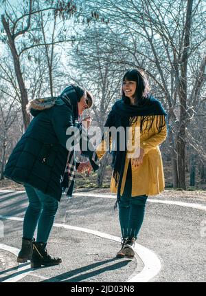 Lachen und Glück von zwei Mädchen im iranischen Hijab mit Schals in Teheran, der Hauptstadt des Iran Stockfoto