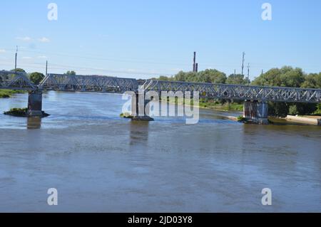 Kostrzyn an der oder, Polen - 10. Juni 2022 - Eisenbahnbrücke über den Fluss Warta. (Foto von Markku Rainer Peltonen) Stockfoto