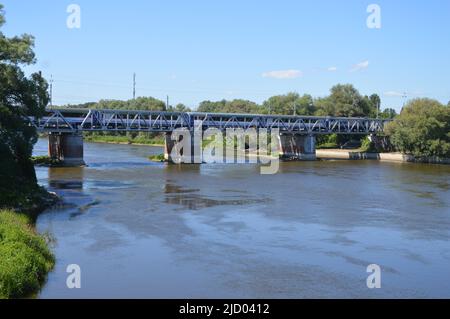 Kostrzyn an der oder, Polen - 10. Juni 2022 - Eisenbahnbrücke über den Fluss Warta. (Foto von Markku Rainer Peltonen) Stockfoto