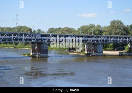 Kostrzyn an der oder, Polen - 10. Juni 2022 - Eisenbahnbrücke über den Fluss Warta. (Foto von Markku Rainer Peltonen) Stockfoto