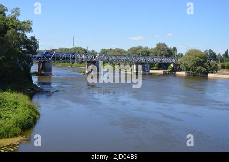 Kostrzyn an der oder, Polen - 10. Juni 2022 - Eisenbahnbrücke über den Fluss Warta. (Foto von Markku Rainer Peltonen) Stockfoto