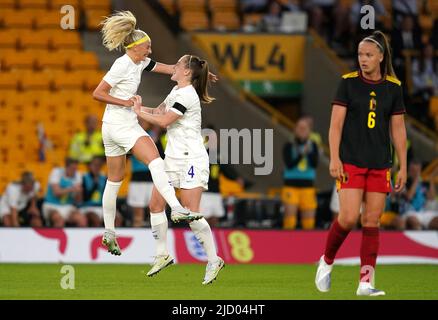 Die Engländerin Chloe Kelly (links) feiert das erste Tor ihrer Mannschaft mit Mannschaftsgefährtin Keira Walsh, während die Belgierin Tine De Caigny beim internationalen Freundschaftsspiel der Frauen in Molineux, Wolverhampton, niedergeschlagen wirkt. Bilddatum: Donnerstag, 16. Juni 2022. Stockfoto