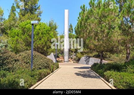 JERUSALEM, ISRAEL - 24. SEPTEMBER 2017: Dies ist ein Obelisk an die Heldenkrieger in Yad Vashem (Holocaust Museum), der an die Kämpfer der erinnert Stockfoto