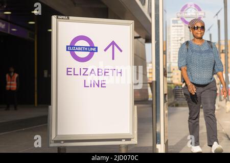 Unterirdische Beschilderung Richtung Elizabeth Line Eingang London U-Bahn England Großbritannien Stockfoto