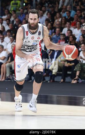 Luigi Datome (Armani Exchange Milano) während Spiel 5 Finale der italienischen Basketball-Serie A1 Meisterschaft Segafredo Virtus Bologna vs. Armani Exchange Olimpia Milano in der Segafredo Arena - Bologna, 16. Juni 2022 - Foto: Michele Nucci Stockfoto