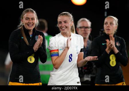 Die Engländerin Leah Williamson (Mitte) und Torhüterin Hannah Hampton (links) applaudieren den Fans nach dem letzten Pfiff im internationalen Freundschaftsspiel der Frauen in Molineux, Wolverhampton. Bilddatum: Donnerstag, 16. Juni 2022. Stockfoto