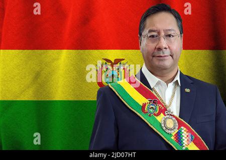 Luis Arce und bolivianische Flagge Stockfoto