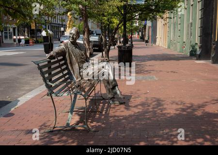 Louisville, KY - 11. September 2021: Skulptur von Charles P. Farnsley, Bürgermeister von Louisville, von Dawn D. Yates. Stockfoto