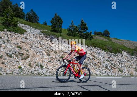 Kristian Kulset (Uno-x Pro Cycling Team) wurde drei Kilometer vor dem Ziel in Aktion gesehen. Die Ausgabe 4. der CIC - Mont Ventoux Dénivelé Challenges ist Teil des Veranstaltungskalenders der UCI Europe Tour 2022 in der Kategorie 1,1. Ausgehend von Vaison la Romaine beträgt die zu überdeckende Strecke 154 Kilometer mit einer doppelten Besteigung des Mont Ventoux mit einem Gipfelerfolg. Ruben Guerreiro (EF-Education EasyPost) gewann die Mont Ventoux Dénivelé-Herausforderungen solo vor Teamkollege Esteban Chaves (EF-Education EasyPost) und Michael Storer (Groupama-FDJ) als Dritter. (Foto von Laurent Coust/SOPA Images/Sipa USA) Stockfoto