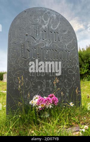 Auf dem kleinen Kirchhof von St. Enodoc in Trebetherick liegt der Grabstein von Sir John Betjeman CBE, Dichter Laureate, Schriftsteller und Sender. Stockfoto