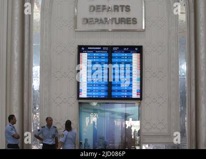 Tunis, Tunesien. 16.. Juni 2022. Allgemeine Ansicht der Abflugbildschirme, auf denen alle Flüge auf dem Tunis-Carthage International Airport in Tunesien während eines Generalstreiks angezeigt werden, der von den Beschäftigten der tunesischen Allgemeinen Arbeitsunion (UGTT) im öffentlichen Sektor Tunis angekündigt wurde und in dem eine Gehaltserhöhung und bessere soziale Rechte in Tunis gefordert wurden. Kredit: SOPA Images Limited/Alamy Live Nachrichten Stockfoto