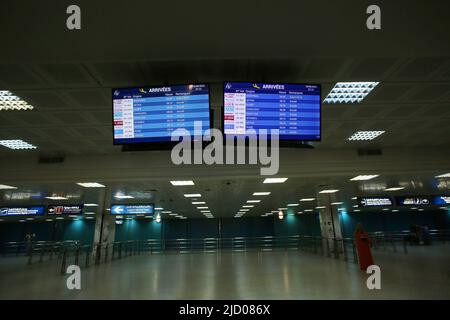 Tunis, Tunesien. 16.. Juni 2022. Allgemeine Ansicht der Abflugbildschirme, auf denen alle Flüge auf dem Tunis-Carthage International Airport in Tunesien während eines Generalstreiks angezeigt werden, der von den Beschäftigten der tunesischen Allgemeinen Arbeitsunion (UGTT) im öffentlichen Sektor Tunis angekündigt wurde und in dem eine Gehaltserhöhung und bessere soziale Rechte in Tunis gefordert wurden. Kredit: SOPA Images Limited/Alamy Live Nachrichten Stockfoto