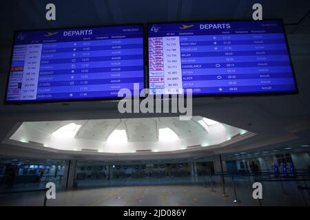 Tunis, Tunesien. 16.. Juni 2022. Allgemeine Ansicht der Abflugbildschirme, auf denen alle Flüge auf dem Tunis-Carthage International Airport in Tunesien während eines Generalstreiks angezeigt werden, der von den Beschäftigten der tunesischen Allgemeinen Arbeitsunion (UGTT) im öffentlichen Sektor Tunis angekündigt wurde und in dem eine Gehaltserhöhung und bessere soziale Rechte in Tunis gefordert wurden. Kredit: SOPA Images Limited/Alamy Live Nachrichten Stockfoto