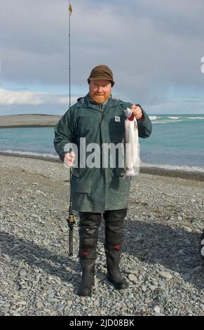 Ein Blick auf das Leben in Neuseeland. Angeln auf Searun Forelle. Diese Fische sind an den meisten Stellen zu finden, an denen ein Fluss ins Meer fließt. Ausgezeichnetes Essen. Stockfoto