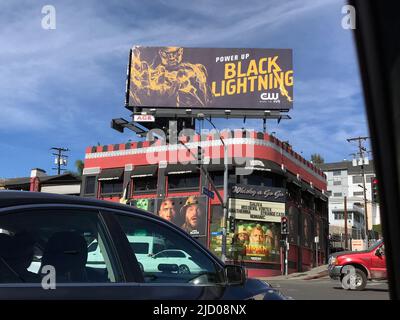 Reklametafeln, auf denen schwarze Beleuchtung über dem Whisky A Go Go auf dem Sunset Strip in Los Angeles, CA, gefördert wird Stockfoto