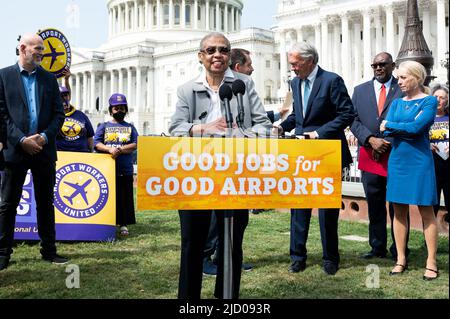 Washington, Usa. 16.. Juni 2022. Die US-Vertreterin Eleanor Holmes Norton (D-DC) spricht auf einer Pressekonferenz über die Einführung des Good Jobs for Good Airports Act. Kredit: SOPA Images Limited/Alamy Live Nachrichten Stockfoto