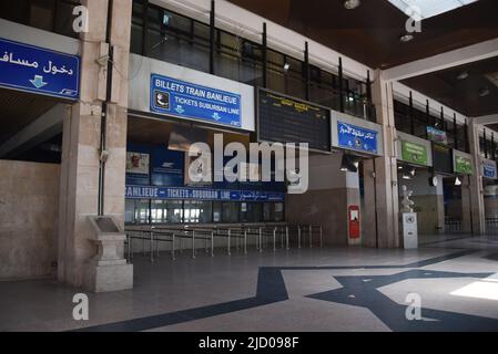 Tunis, Tunesien. 16.. Juni 2022. Busfahrkarten-Empfänge bleiben während eines Generalstreiks geschlossen, der von den Beschäftigten der tunesischen Allgemeinen Arbeitsunion (UGTT) im öffentlichen Sektor Tunis angekündigt wurde und die Gehaltserhöhung und bessere soziale Rechte in Tunis fordert. (Foto von Jdidi Wassim/SOPA Images/Sipa USA) Quelle: SIPA USA/Alamy Live News Stockfoto