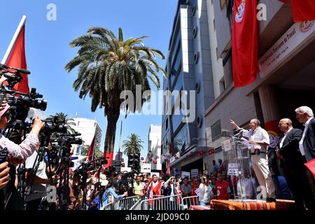 Tunis, Tunesien. 16.. Juni 2022. Noureddine Taboubi, Generalsekretär der UGTT, spricht während eines Generalstreiks, der von den Beschäftigten der tunesischen Allgemeinen Gewerkschaft (UGTT) im öffentlichen Sektor Tunis angekündigt wurde, und fordert eine Gehaltserhöhung und bessere soziale Rechte in Tunis. (Foto von Jdidi Wassim/SOPA Images/Sipa USA) Quelle: SIPA USA/Alamy Live News Stockfoto